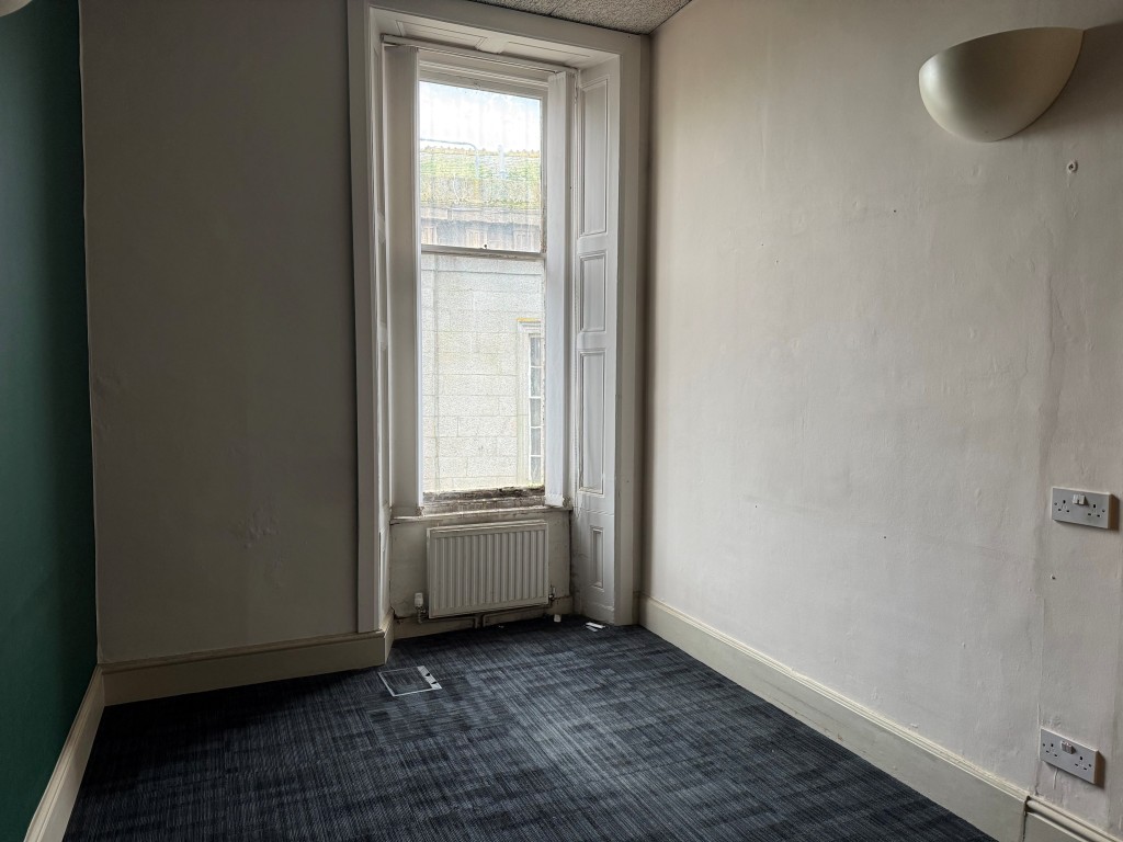 Lot: 45 - FREEHOLD FORMER BANK WITH DEVELOPMENT POTENTIAL - First floor office